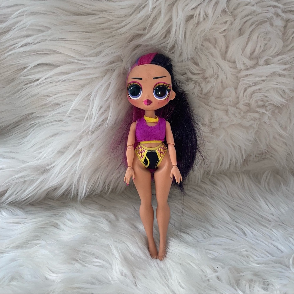 LOL Surprise OMG Movie Magic Ms. Direct Fashion Doll Miss Direct Pink Black Hair